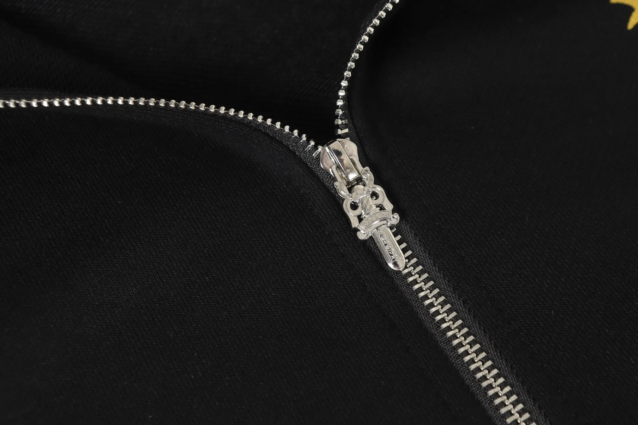 Q32—P230 -Chrome Hearts/Chrome Hearts printed zipper sweatshirt cardigan jacket -420 grams of high-density, high-quality wool, soft, delicate and skin-friendly, soft and silky to the touch, warm and skin-friendly -The hardware and zipper accessories are all customized and full of details -Colour: black -Size: S M L XL